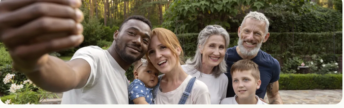 Grupo da comunidade tirando uma selfie